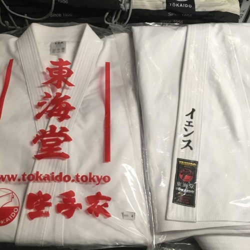 Brodering af navn i katakana, på Tokaido gi